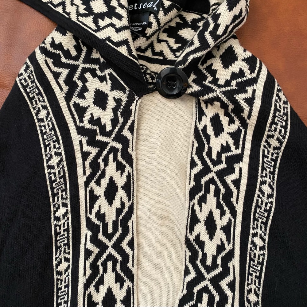 Wet Seal | Aztec Patterned Hooded Cape with Fringe | Open Front Poncho - Picture 4 of 10